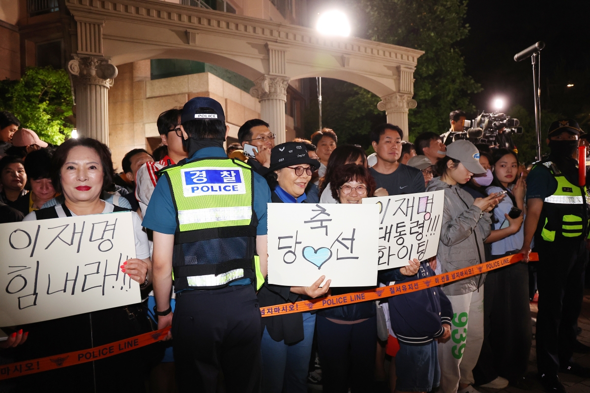 제21대 대통령 선거일인 3일 더불어민주당 토토사이트추천 후보의 자택인 인천 계양구 한 아파트에서 주민들이 이 후보를 응원하는 손팻말을 들고 있다./사진=연합뉴스