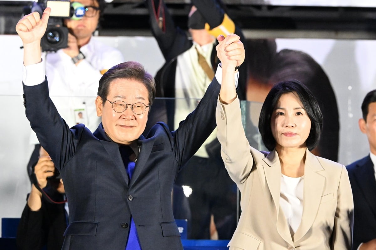 시민들 향해 두 팔 들어올리는 이재명 후보 내외 / 사진=연합뉴스
