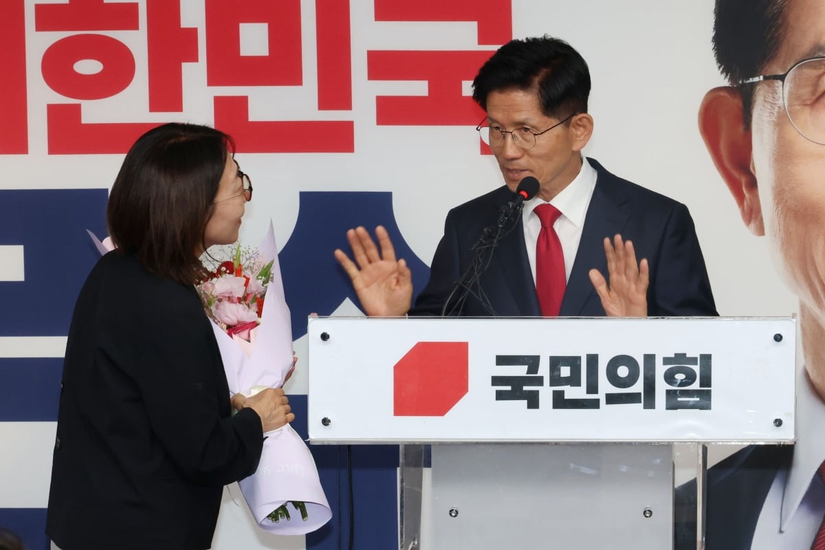 국민의힘 김문수 대선 후보가 4일 서울 여의도 당사에서 기자회견을 마친뒤 관계자가 전달하는 꽃다발을 받지 않고 있다. 사진=연합뉴스
