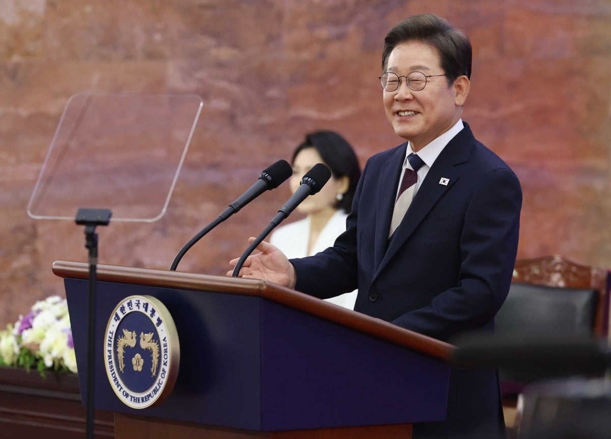 이재명 대통령, 공식 임기 시작…코스피 2760 돌파 '축포'
