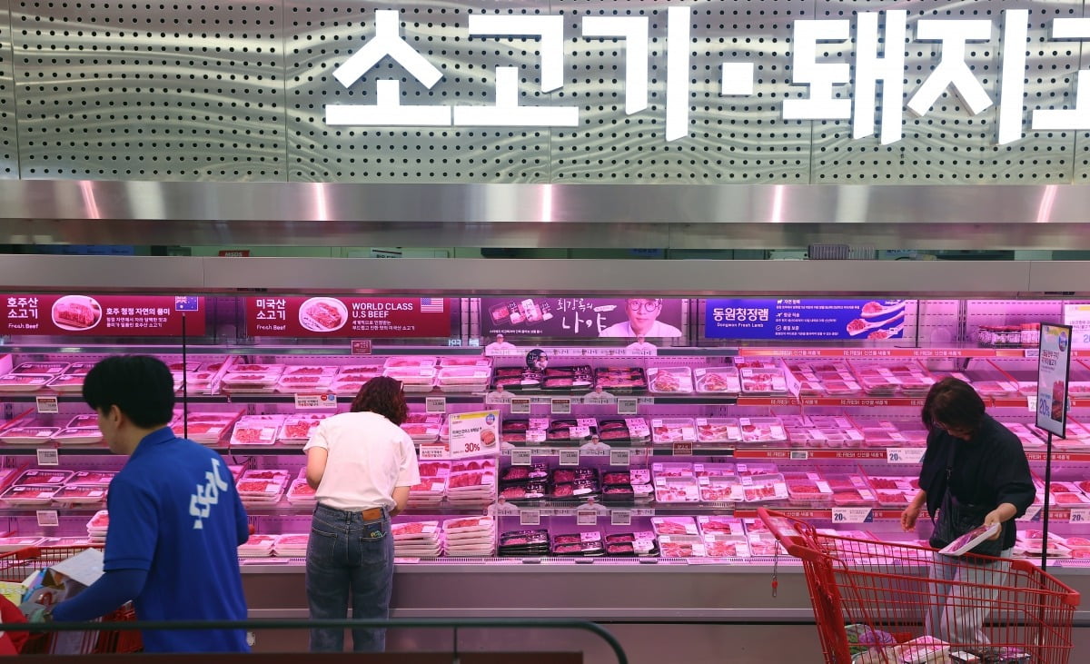 서울 시내의 한 대형마트를 찾은 고객이 정육 코너를 살펴보고 있다. 사진=연합뉴스