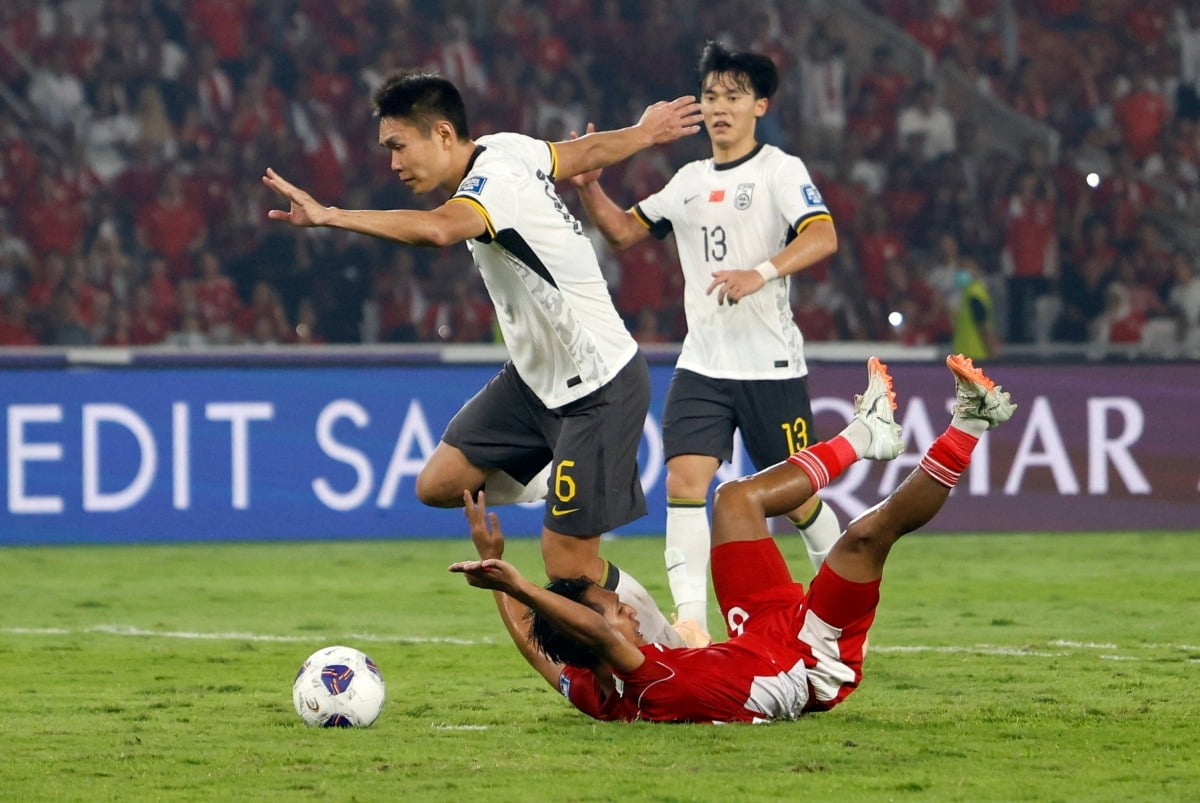 5일(현지시간) 중국 축구대표팀(흰색)과 인도네시아 대표팀(빨간색)이 2026 북중미월드컵 아시아 예선 경기를 하고 있다. 사진=REUTERS