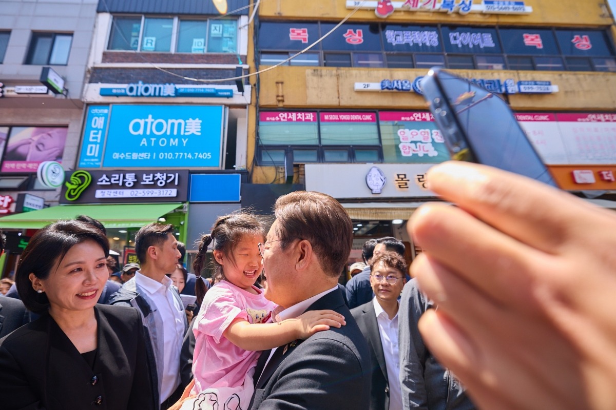 이재명 대통령과 김혜경 여사가 6일 서울 동작구 남성시장을 방문해 어린이 등 시민들과 인사하고 있다. 사진=연합뉴스