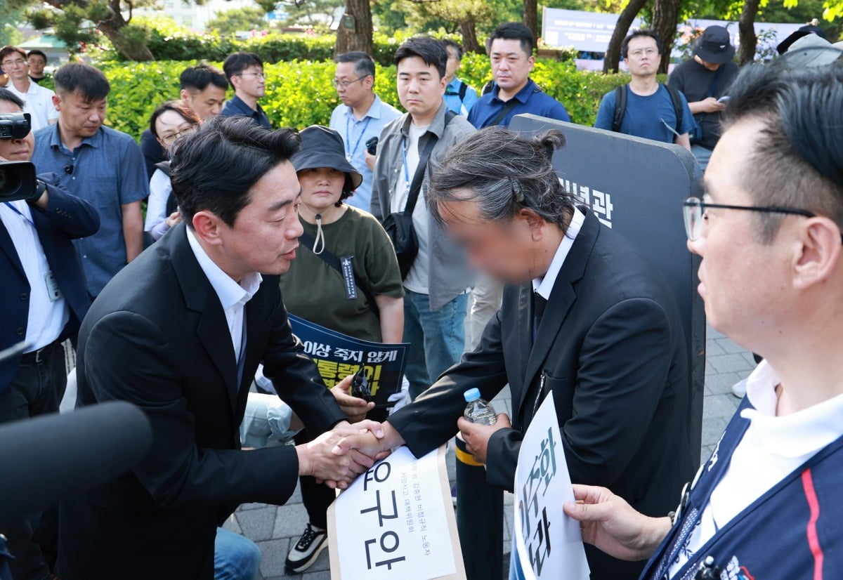 강훈식 대통령비서실장이 6일 서울 용산 대통령실 청사 인근 전쟁기념관 앞에서 태안화력발전소 사고 희생자 고(故) 김충현씨 유족을 만나 위로하고 있다. /사진=연합뉴스