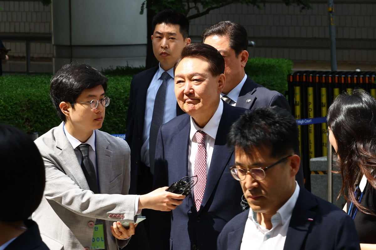 [속보] 윤석열, 내란 재판 출석…대선 결과 질문에 '침묵'