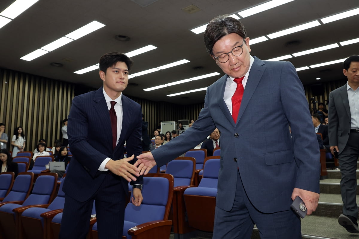 비트코인 스포츠토토 김용태 비상대책위원장과 원내대표직 사퇴를 선언한 비트코인 스포츠토토 권성동 원내대표가 9일 서울 여의도 국회에서 열린 의원총회에서 악수한 뒤 각자의 자리로 향하고 있다. / 사진=연합뉴스
