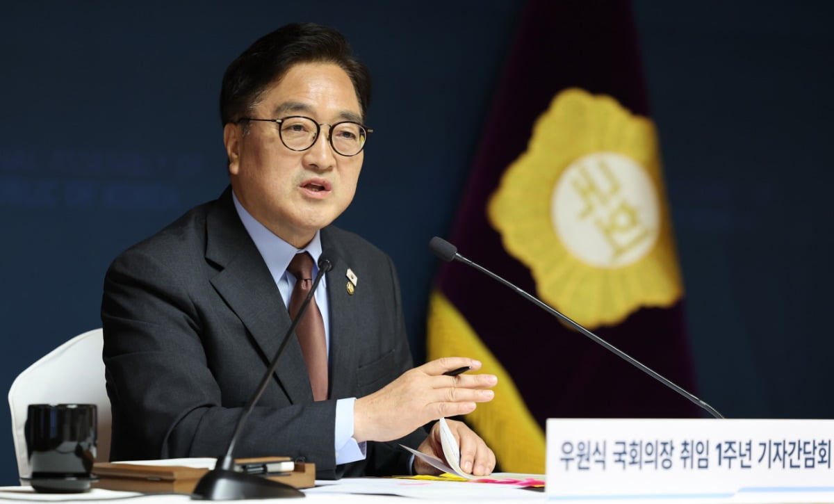 우원식 국회의장이 11일 국회 사랑재에서 열린 취임 1주년 기자간담회에서 취재진의 질문에 답변하고 있다. 국회사진기자단