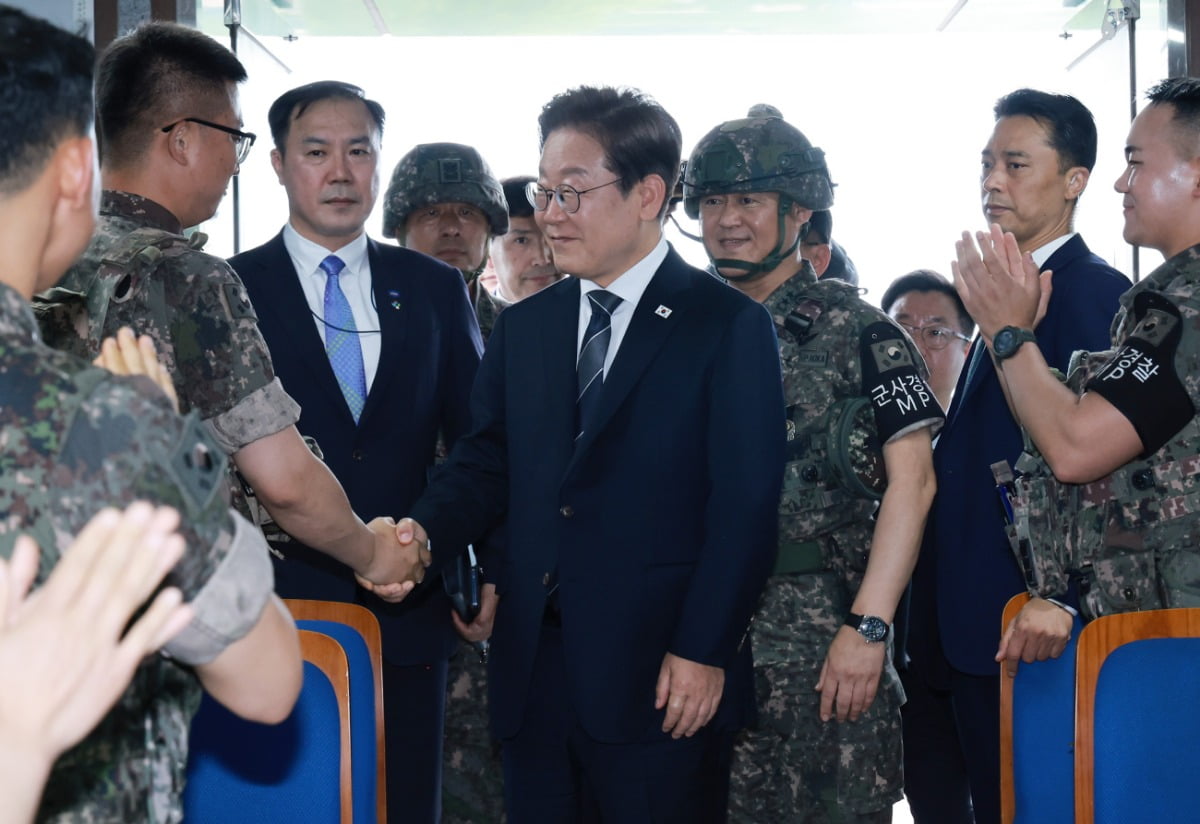  이재명 대통령이 13일 경기도 연천군 육군 25사단 비룡전망대에서 장병들을 격려하고 있다. /사진=연합뉴스