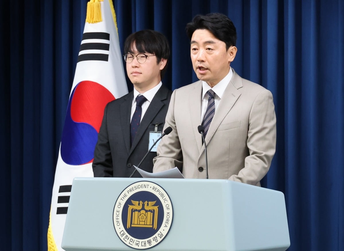 강훈식 대통령비서실장이 지난 15일 서울 용산 대통령실에서 인선 발표를 하고 있다. 왼쪽은 하정우 AI미래기획수석. 사진=연합뉴스