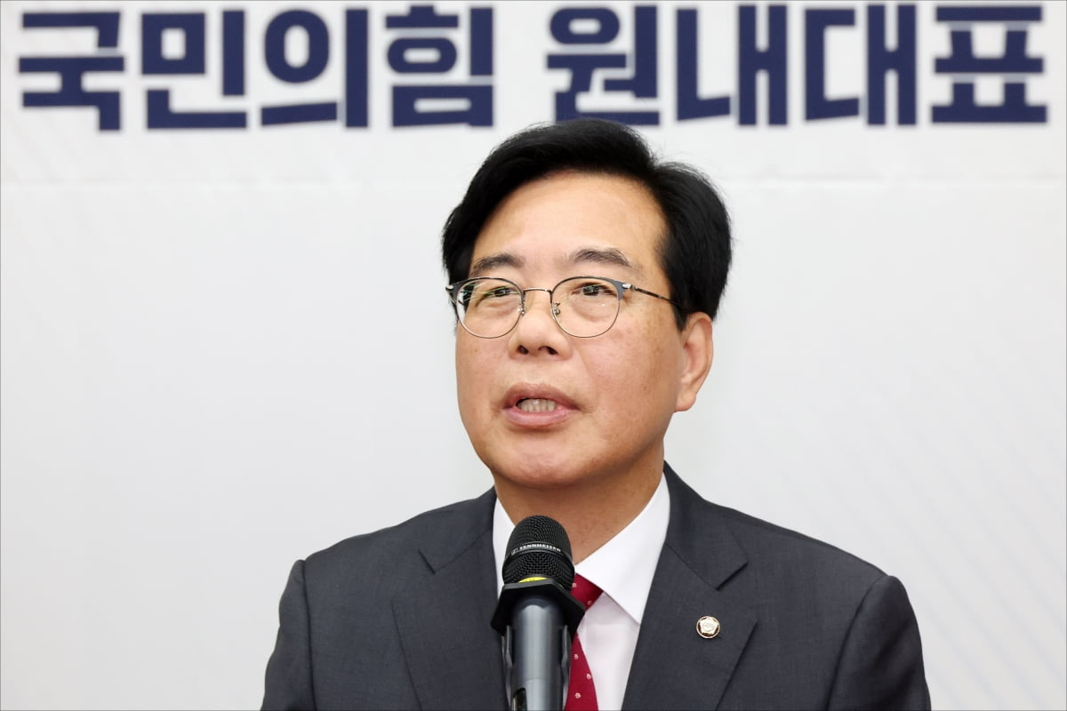 국민의힘 신임 원내대표로 당선된 송언석 의원이 16일 원내대표 선출 의원총회가 열린 국회 회의장에서 당선 소감을 밝히고 있다. / 사진=연합뉴스
