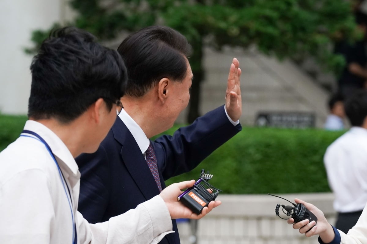지지자들에게 인사하는 윤석열 전 대통령 / 사진=연합뉴스