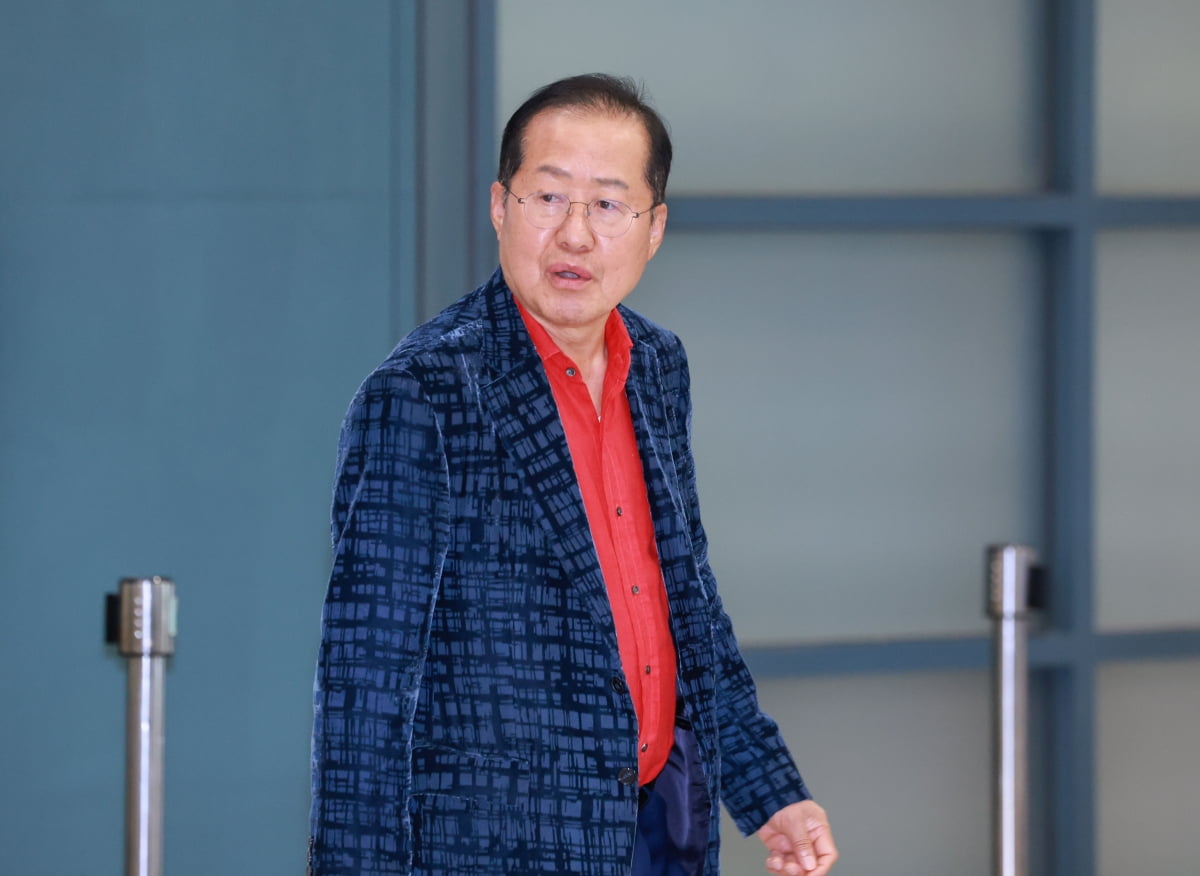 홍준표 전 대구시장이 17일 인천국제공항 제1여객터미널을 통해 귀국하고 있다. / 사진=연합뉴스