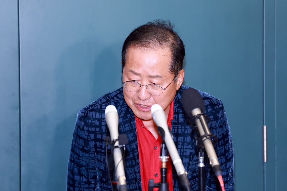 홍준표 전 대구시장이 17일 인천국제공항 제1여객터미널을 통해 귀국, 취재진과 인터뷰를 하며 인사하고 있다. / 사진=연합뉴스