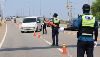 [속보] 납북자가족 "대북전단 중단 검토…정부 고위급 연락 받아"