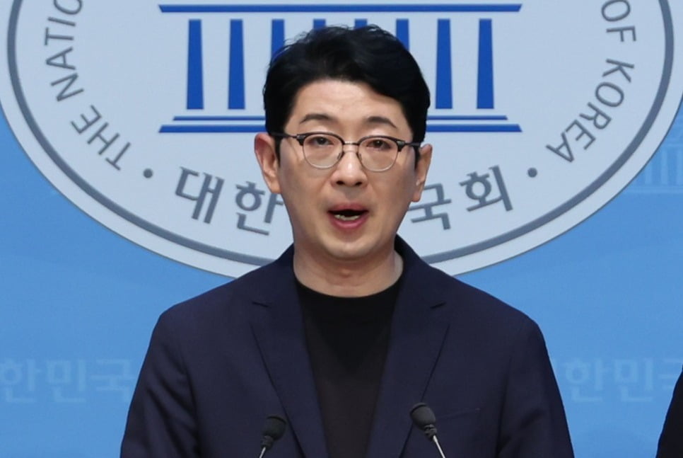 국무총리 인사청문특위 위원인 국민의힘 주진우 의원이 18일 서울 여의도 국회 소통관에서 건담 토토사이트 후보자의 재산 의혹과 관련, 자금 출처를 밝힌 자료 제출을 요구하고 있다./ 사진=연합뉴스