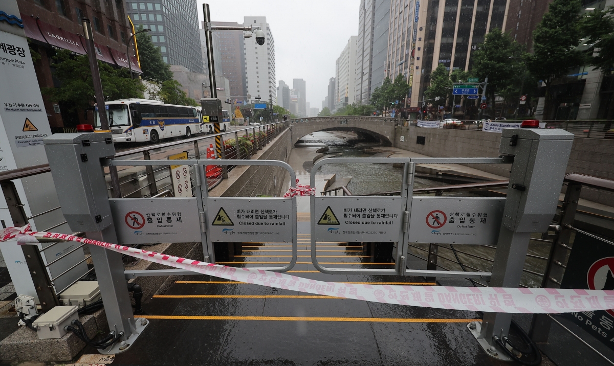 서울 전역에 호우주의보가 내려진 20일 서울 청계천 산책로 출입이 통제되고 있다. /사진=연합뉴스