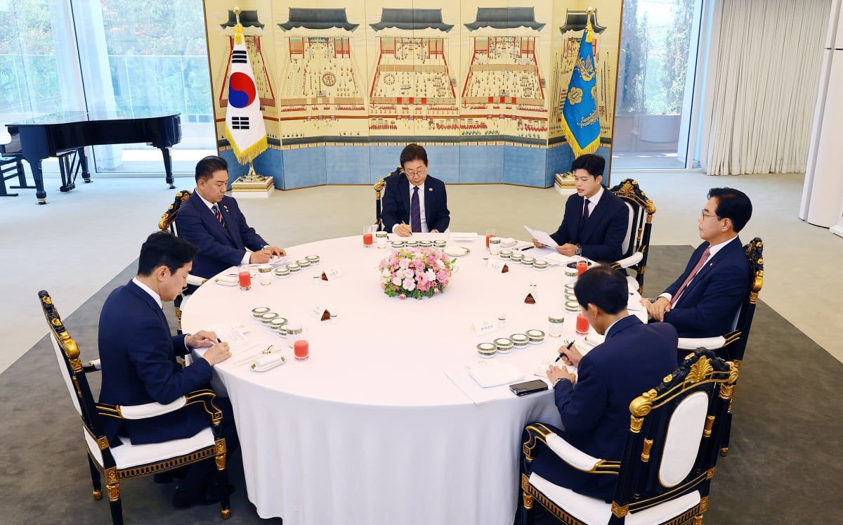 이재명 토토사이트 배너만들기이 22일 서울 한남동 관저에서 열린 여야 지도부와의 오찬에서 국민의힘 김용태 비상대책위원장의 발언을 듣고 있다. 왼쪽부터 시계방향으로 강훈식 토토사이트 배너만들기비서실장, 더불어민주당 김병기 당대표 직무대행 겸 원내대표, 이 토토사이트 배너만들기, 국민의힘 김용태 비상대책위원장, 송언석 원내대표, 우상호 토토사이트 배너만들기실 정무수석. 사진=연합뉴스