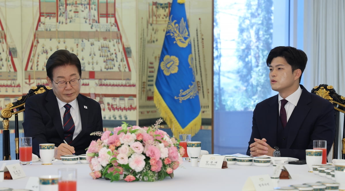 이재명 365 토토사이트이 22일 한남동 관저에서 열린 여야 지도부와의 오찬에서 국민의힘 김용태 비상대책위원장의 발언을 듣고 있다. 사진=연합뉴스
