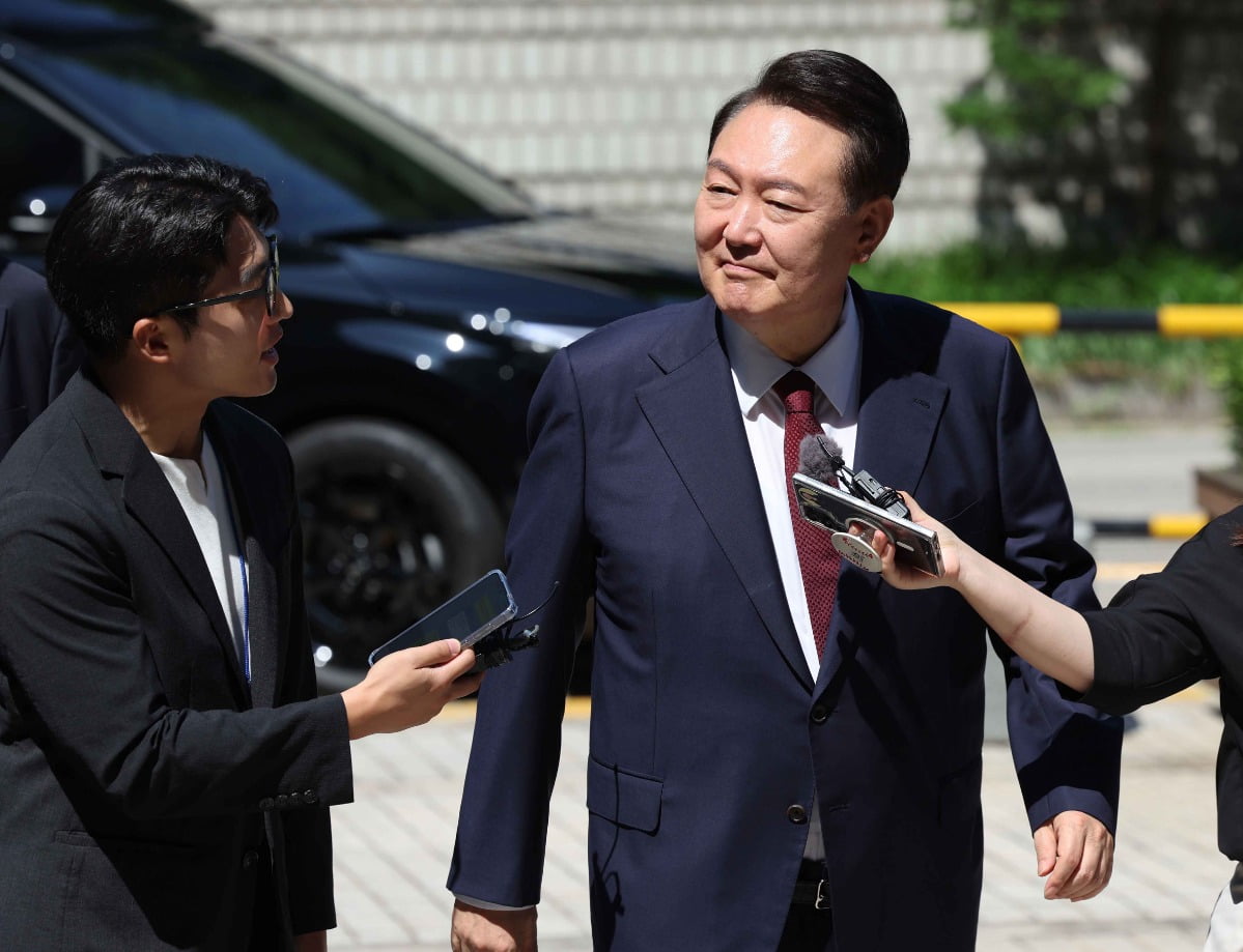 尹, 내란 토토 카지노팀과 오늘 법정 첫 대면...묵묵부답 출석