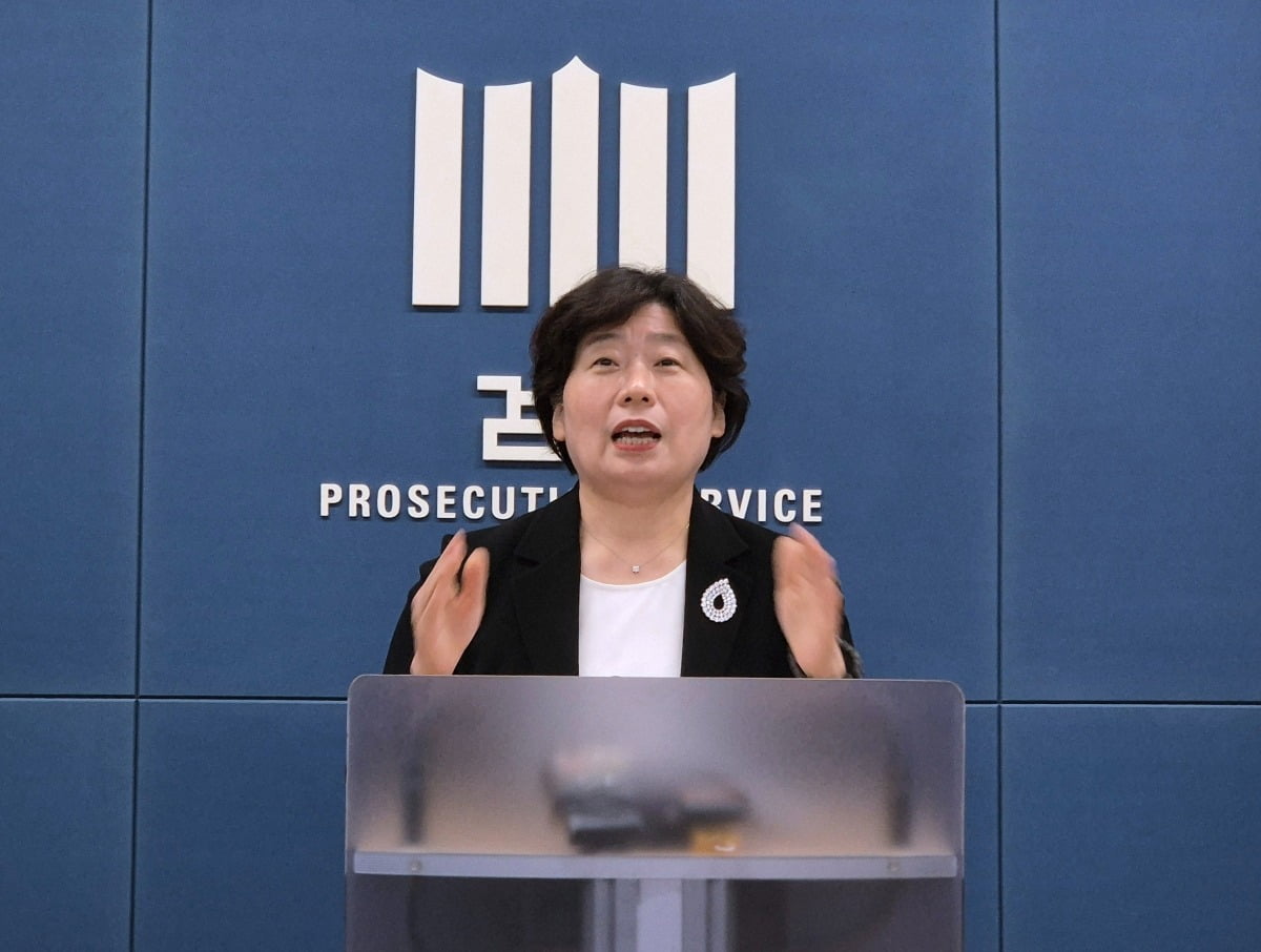 조은석 내란 특검팀의 박지영 특검보가 24일 서울 서초구 서울고등검찰청 기자실에서 윤석열 전 대통령에 대해 특수공무집행방해 혐의 등으로 체포영장을 전격 청구했다는 내용을 브리핑하고 있다. /사진=연합뉴스
