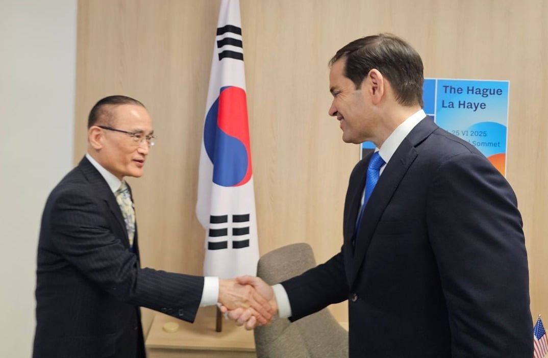 네덜란드 헤이그에서 개최된 NATO 정상회의에 이재명 대통령을 대신해 참석한 위성락 안보실장이 24일(현지시간) 마코 루비오 미 국무장관을 면담했다. /사진=연합뉴스 (대통령실 제공)