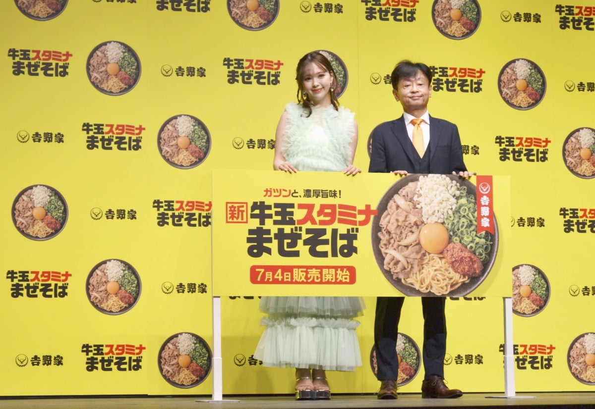 일본 덮밥 체인점 요시노야가 25일 도쿄에서 기자회견을 열어 여름 한정 면 요리를 선보인다고 발표하고 있다. /사진=연합뉴스