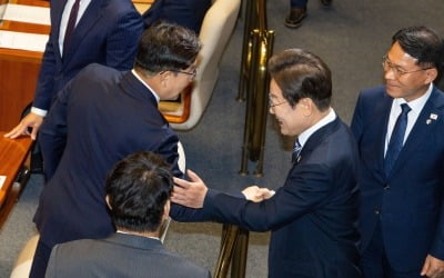 '권성동 뭐라 했길래'…퇴장하던 李대통령, 웃으며 '어깨 툭'