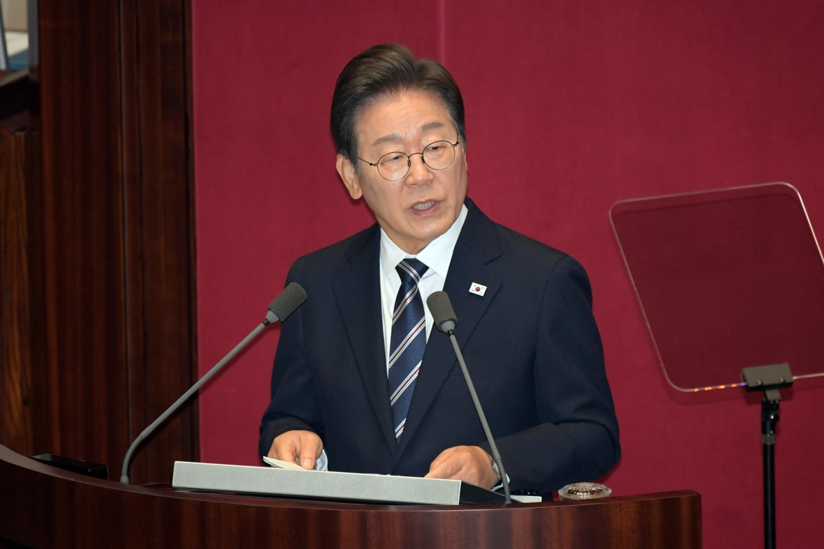 이재명 대통령이 26일 서울 여의도 국회 본회의장에서 정부의 2차 추가경정예산안 제출과 관련해 첫 시정연설을 하고 있다. / 사진=연합뉴스