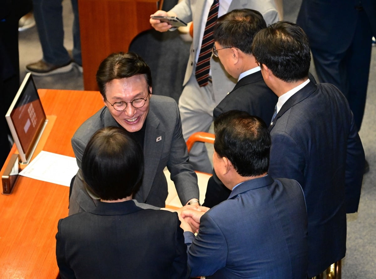 김민석 국무총리 후보자가 26일 국회에서 열린 본회의에서 더불어민주당 의원들과 인사하고 있다. 사진=연합뉴스