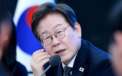 130분 토론 꽉채운 李대통령…송곳 질문에 분위기 전환 농담도