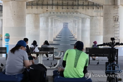 전국 흐리고 곳곳 비…낮 최고 30도 더위