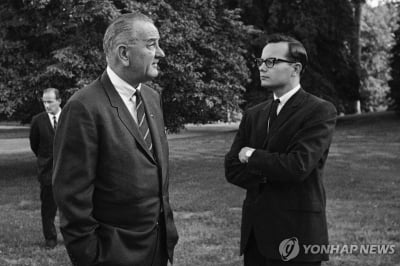 백악관 대변인 사표 내고 언론인으로 40년…빌 모이어스 별세