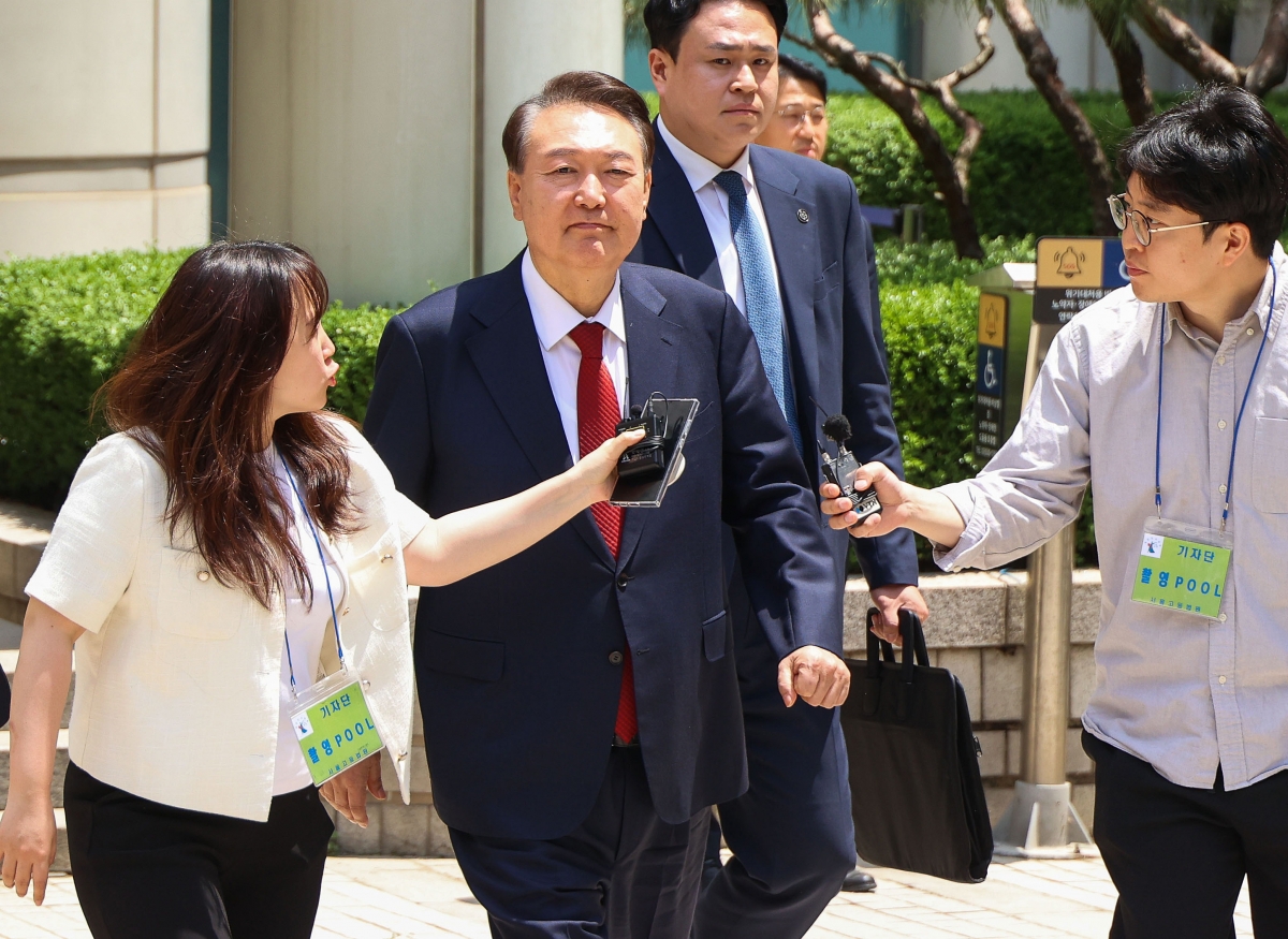 윤석열 전 대통령이 지난달 26일 서울 서초구 서울중앙지방법원에서 열린 내란 우두머리 혐의, 직권남용 권리행사방해 혐의 사건 5차 공판에 출석한 뒤, 점심식사를 위해 법원을 나오고 있다. 사진=뉴스1