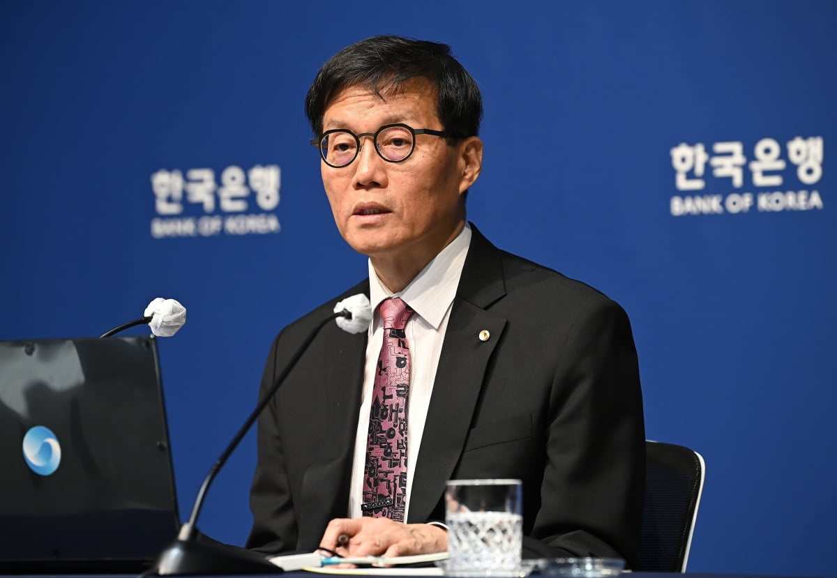 이창용 한은 총재 "금리 과도하게 낮추면 부동산·환율 상승 우려"