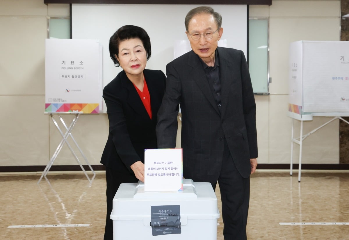 이명박, 검은색 정장 입고 김윤옥 여사와 히어로토토