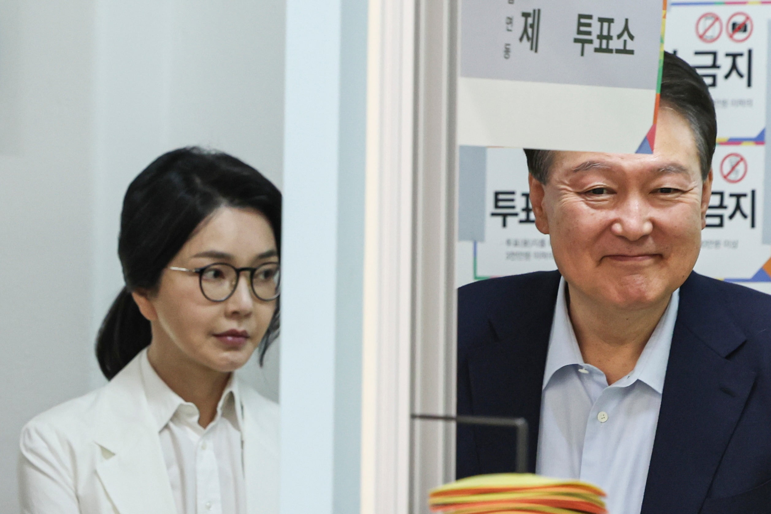 윤석열 전 대통령과 김건희 여사가 제 21대 대통령 선거일인 3일 오전 서울 서초구 원명초등학교에 마련된 서초4동 제3투표소에서 투표를 하기위해 대기하고 있다. 사진=뉴스1