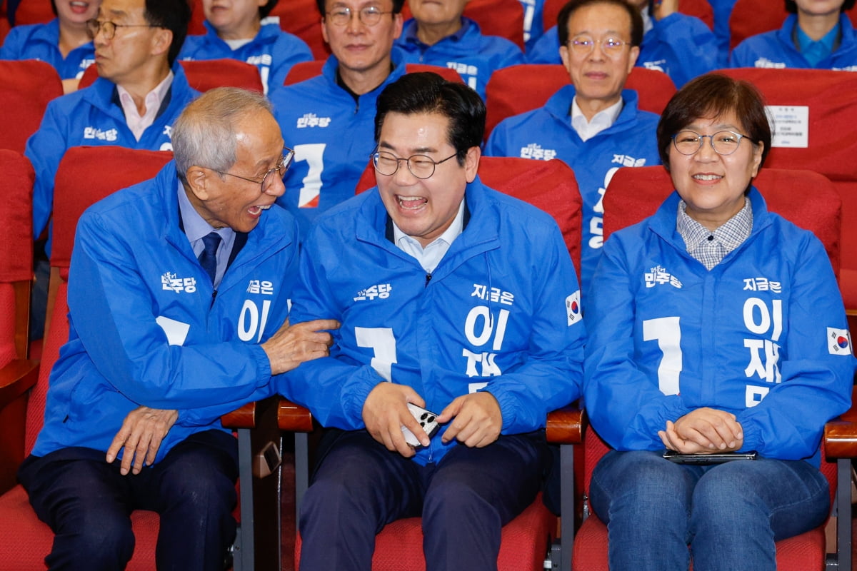 박찬대, 윤여준 더불어민주당 상임총괄선대위원장이 3일 오후 서울 여의도 국회의원회관 개표상황실에서 제21대 대통령선거 개표방송을 기다리며 대화하고 있다. / 사진=뉴스1