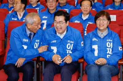 출구조사 발표에…민주당 '환호' vs 국민의힘 '침울'