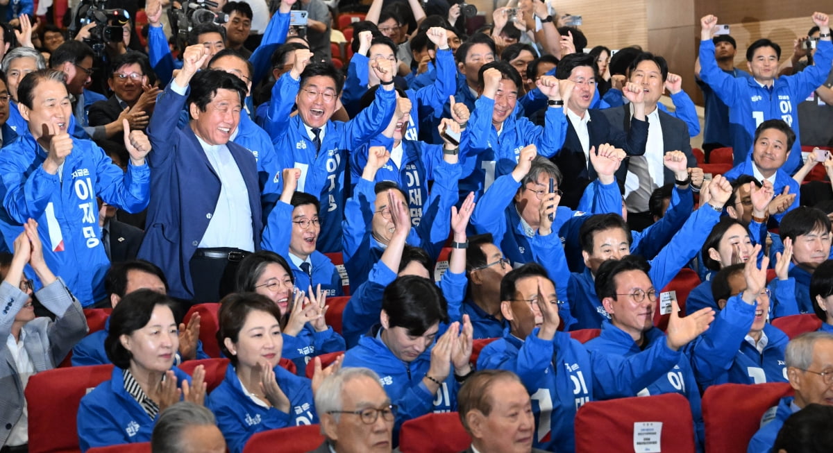 더불어민주당 의원 및 관계자들이 3일 서울 여의도 국회의원회관 개표상황실에서 제21대 대통령선거 지상파 무료 토토사이트 결과 이재명 후보가 51.7%로 앞서는 것으로 발표되자 환호하고 있다./ 사진=뉴스1