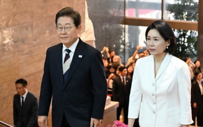 '화이트는 국룰?' 김혜경 여사 패션 주목…李 대통령은 '네이비'