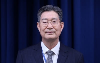 오광수 민정수석, '아내 부동산 차명관리' 논란에 "송구하다"