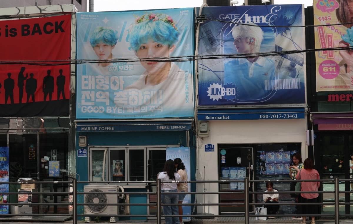9일 오전 서울 용산구 하이브 사옥 앞에서 방탄소년단(BTS) 글로벌 팬들(아미)이 그들의 제대를 기대하며 기념 촬영을 하고 있다./사진=뉴스1