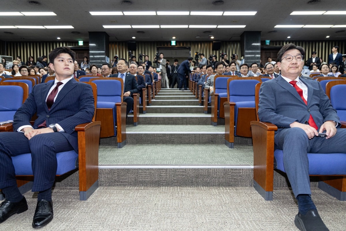 김용태 국민의힘 비상대책위원장(왼쪽)과 사퇴를 표명한 권성동 원내대표가 9일 오후 서울 여의도 국회에서 열린 의원총회에 참석한 모습. /사진=뉴스1