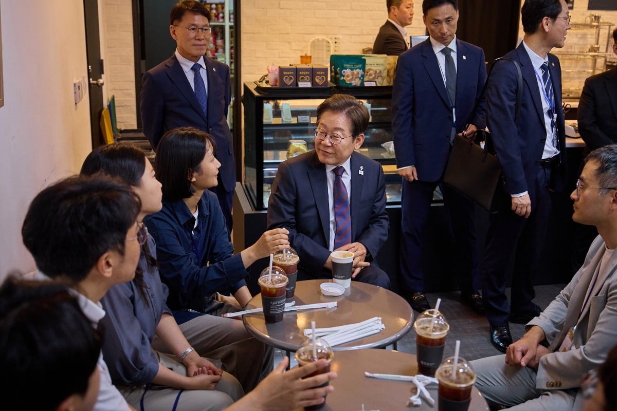 이재명 대통령이 10일 서울 용산구 대통령실 청사에서 점심 식사를 한 후 출입기자단과 '깜짝 티타임'을 갖고 있다. /사진=대통령실 제공