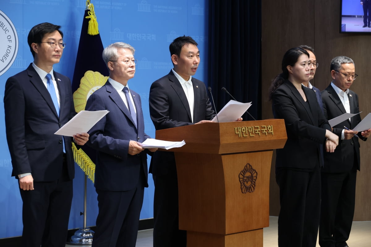 김용민, 민형배 의원을 비롯한 더불어민주당 의원들이 11일 오전 서울 여의도 국회 소통관에서 검찰개혁 관련 기자회견을 열고 검찰청법 폐지법안, 공소청 신설법안 등 발의한 법안들에 대해 설명하고 있다. / 사진=뉴스1
