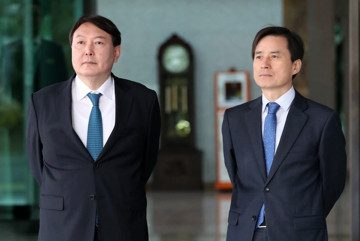 조은석 내란 특별검사가 24일 전격적으로 윤석열 전 대통령의 체포영장을 청구했다. 사진은 2017년 10월 조은석 당시 서울고검장(오른쪽)과 윤석열 서울중앙지검장이 서울고검에서 열린 국회 법사위 국정감사에 앞서 국감장에 도착하는 의원들을 기다리는 모습. 사진=뉴스1