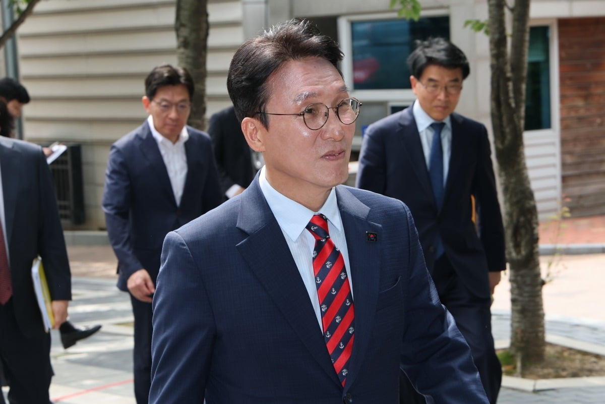 김민석 국무총리 후보자가 13일 오전 서울 종로구 통의동 금융감독원 연수원에 마련된 인사청문회 준비 사무실로 출근을 하고 있다. 사진=뉴스1