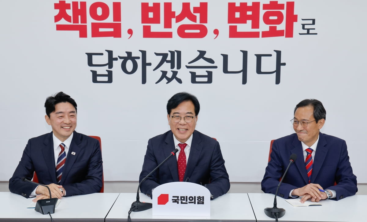 송언석 국민의힘 원내대표(가운데)가 17일 서울 여의도 국회에서 강훈식 대통령 비서실장(왼쪽), 우상호 정무수석을 접견하며 인사말을 하고 있다. / 사진=뉴스1