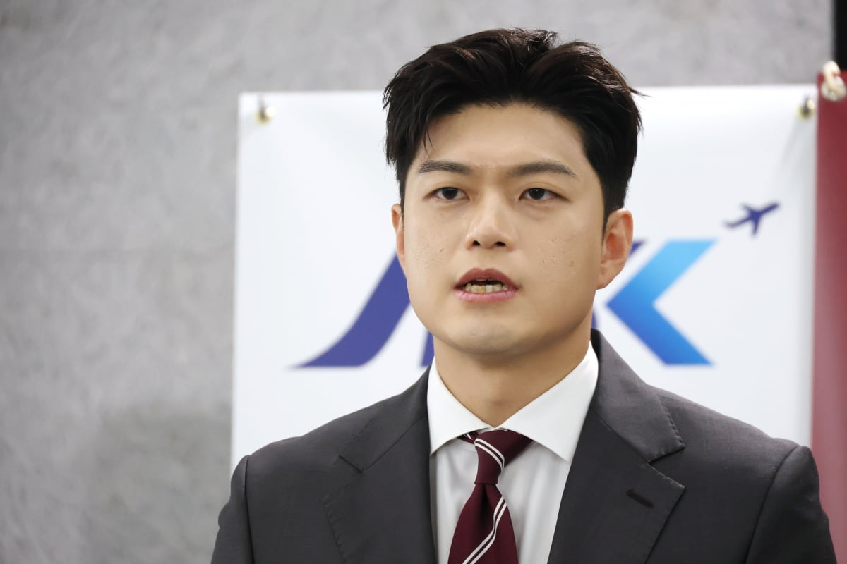 김용태 국민의힘 비상대책위원장이 18일 오전 서울 여의도 국회 의원회관에서 열린 군 공항 이전사업 국정과제 채택을 위한 정책세미나 참석을 마친뒤 취재진 질문에 답하고 있다.  / 사진=뉴스1