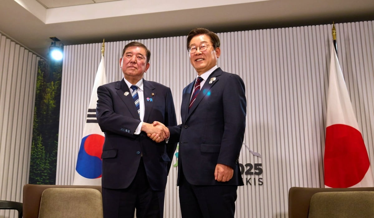 이재명 대통령이 17일(현지시간) 캐나다 앨버타주 캐내내스키스 주요 7개국(G7) 정상회의장에서 이시바 시게루 일본 총리와 한·일 정상회담을 하고 있다. / 사진=대통령실